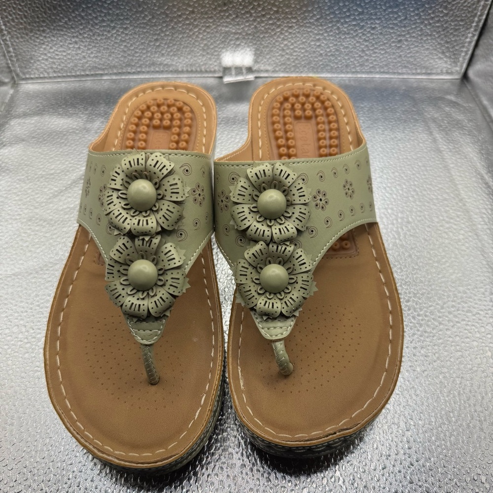 Women’s sandals massage function summer wedge green raised flowers Sz 6.5